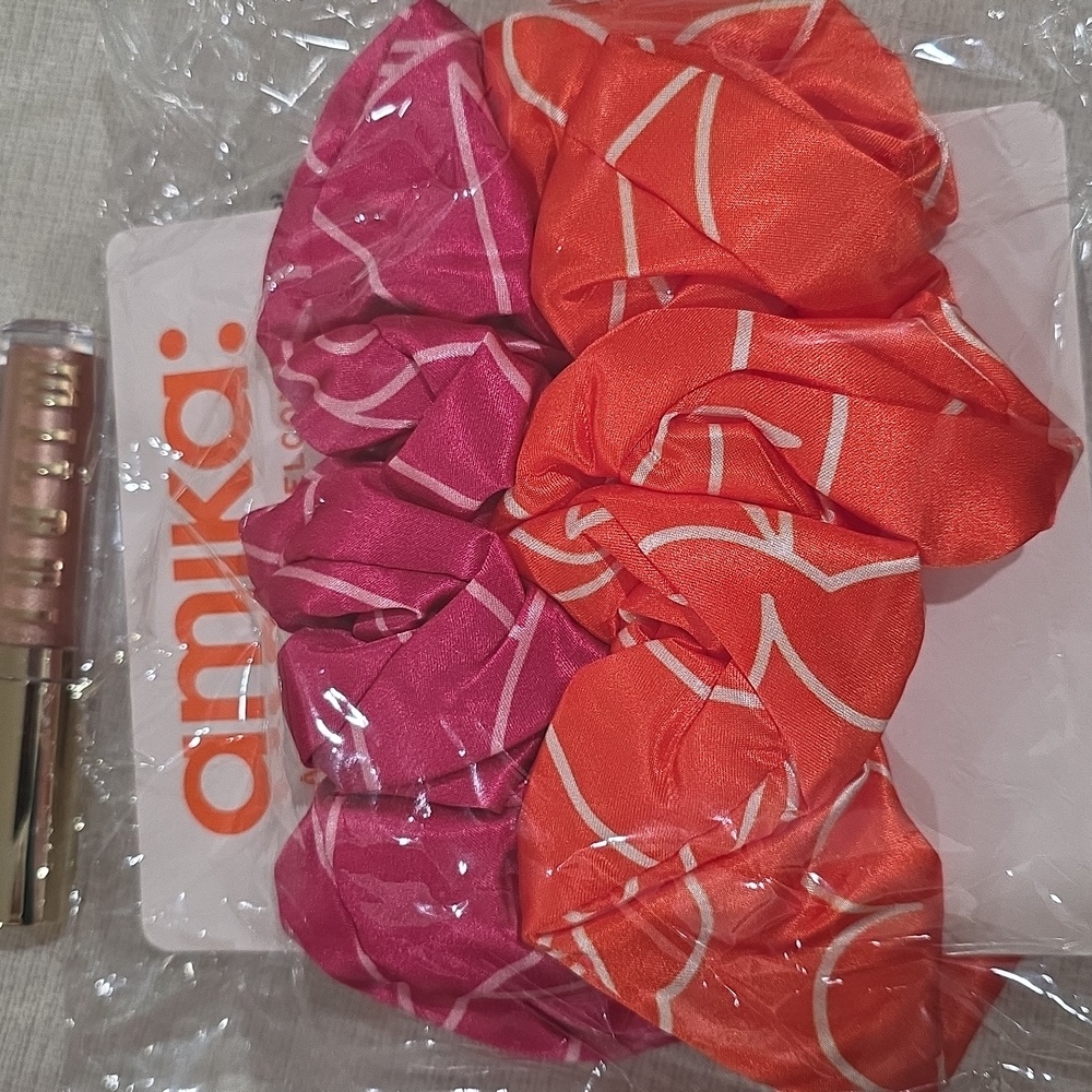 Amika Hair Oversize  Scrunchie + Milani Lipglosss Nude Shimmer